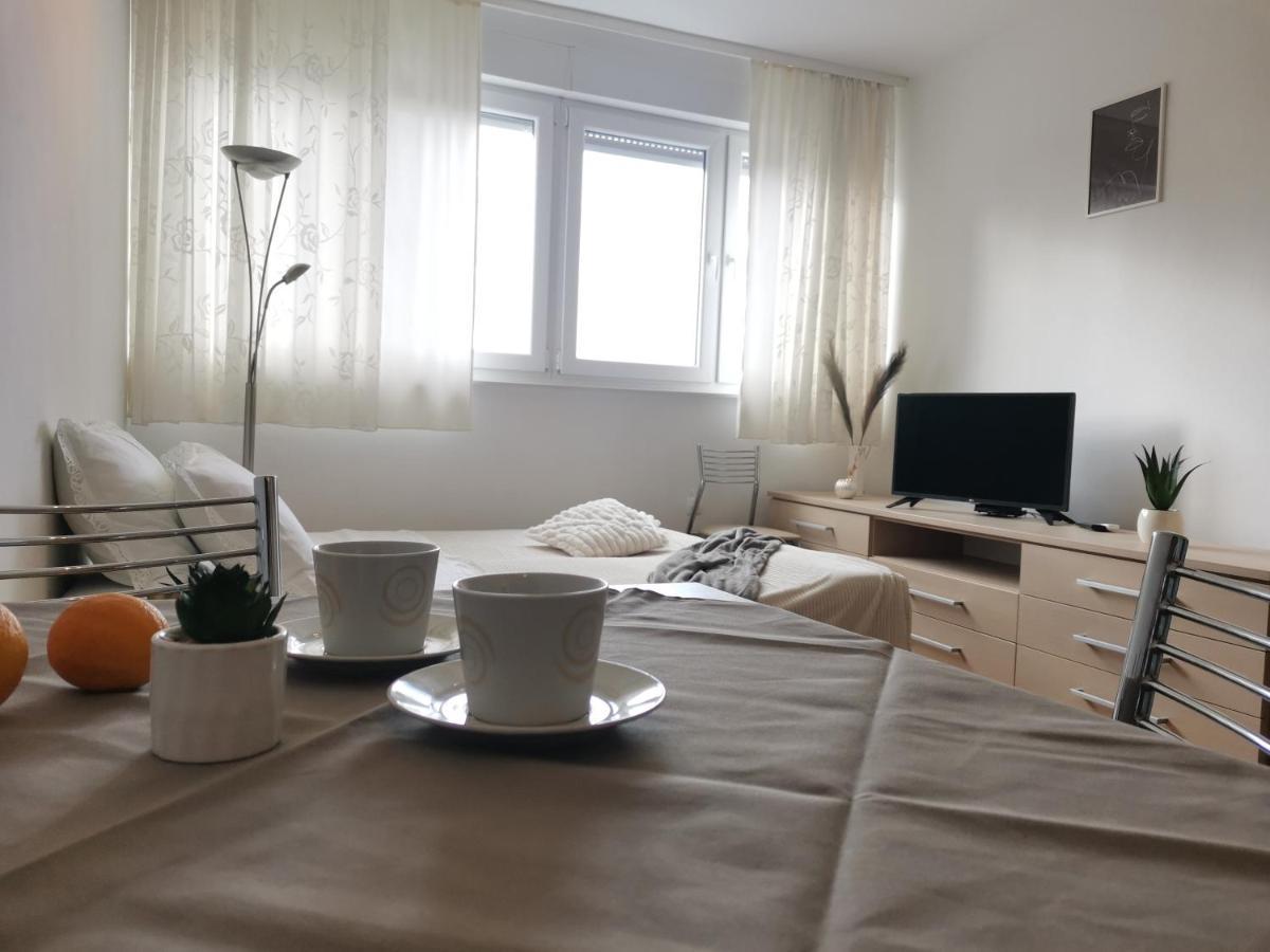 Charming Studio With River View Omiš Esterno foto