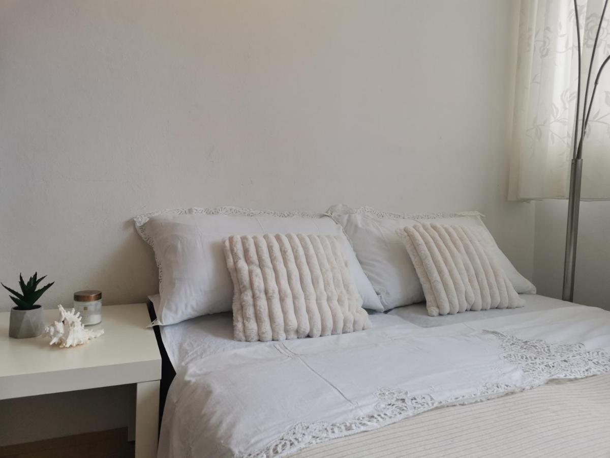 Charming Studio With River View Omiš Esterno foto