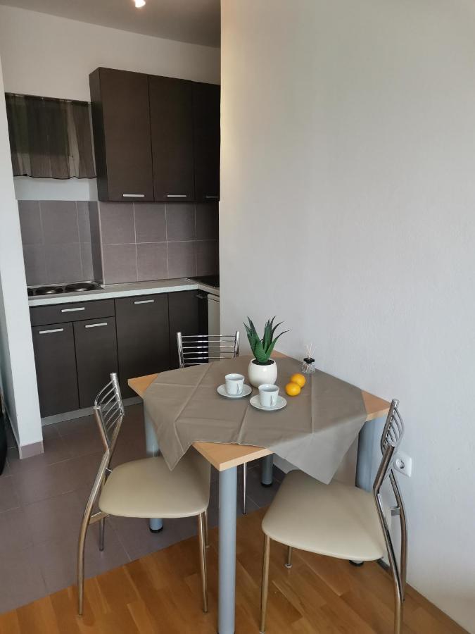 Charming Studio With River View Omiš Esterno foto