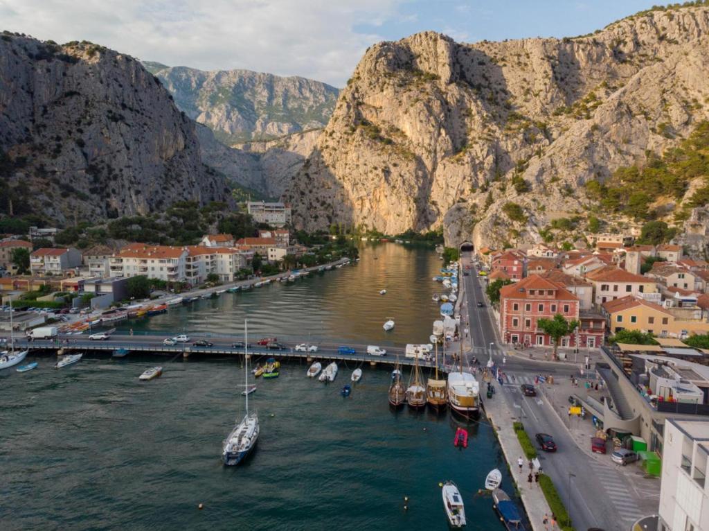 Charming Studio With River View Omiš Esterno foto